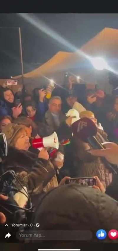 So much peace that she choked the bird😂