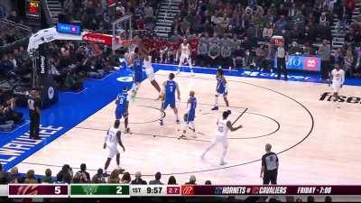 [Highlight] Mobley dunks on Giannis