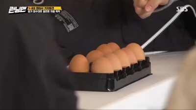 Jihyo, Kwangsoo and Somin do their usual thing, featuring a classic egg game