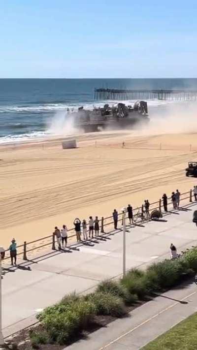 La Armada Argentina probo su nuevo aerodeslizador de desembarco en el muelle de Mar de Ajo