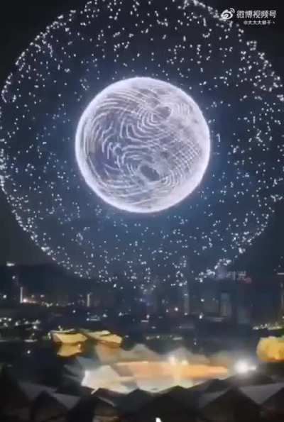 Hví ekki að skipta út flugeldasýningum fyrir eitthvað svona?