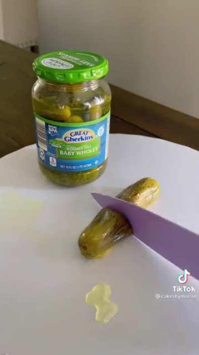 This cursed video came across my fyp on ticktock. There is no cake in the taco just pure fondant 🤢