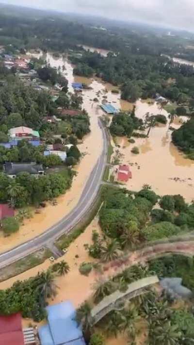 Earlier today, I fly with people from a private company (not to be named) who are bringing supplies to be given to Pahang flood victims. This is how it looks like from above.