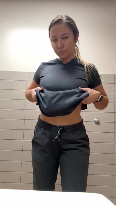 I love dropping my nurse tits at work 👩‍⚕️🥵
