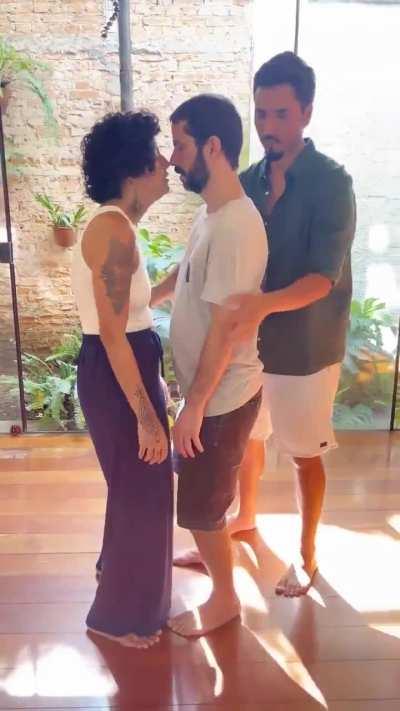 Casal faz sessão com coach para alcançar o orgasmo espiritual