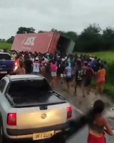 Da série o BR não tem a mínima chance de dar certo. A carreta estava inteira, não estava danificada, foi apenas uma saída de pista. O bau estava intacto. Era caso de apenas um reboque para tirar dali e seguir a viagem. Porem o pessoal nem quis saber. Foda