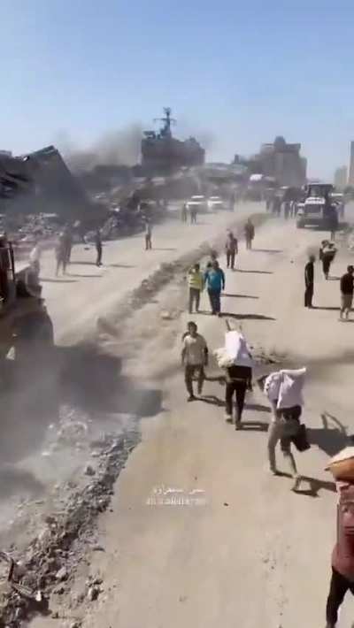 The Gaza Municipality has begun clearing the main streets of rubble caused by the Israeli destruction and bombs