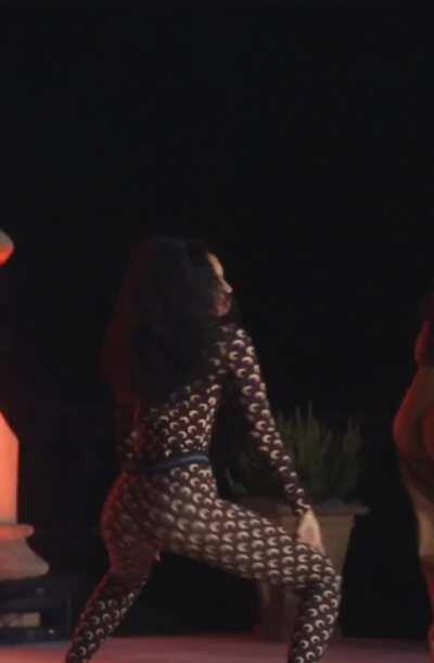 Leigh twerking
