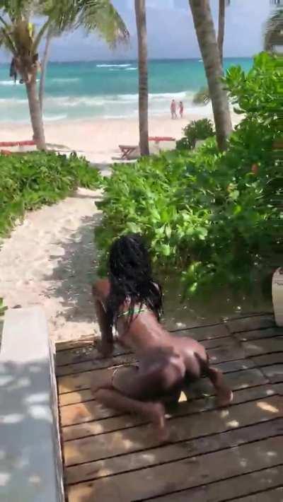 This ebony beauty is too hot 🥵