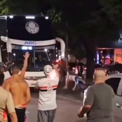 Torcedor dando um mortal de costas e mostrando o dedo do meio pro ônibus do Palmeiras