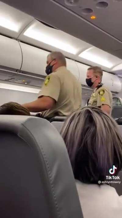 Woman refuses to put phone on airplane mode which forces everyone to get off the plane