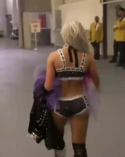 Walking Bliss 🍑😍🍑