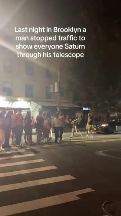 Man in NYC shares his telescope to the public so everyone gets the chance to see Saturn up close
