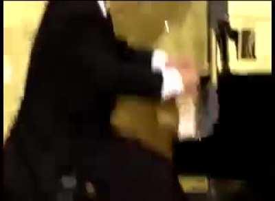 People with small hands, here’s how you play Rachmaninov: