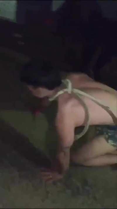 Vecinos de Ezeiza llevan gateando a la comisaria a 2 chorros.