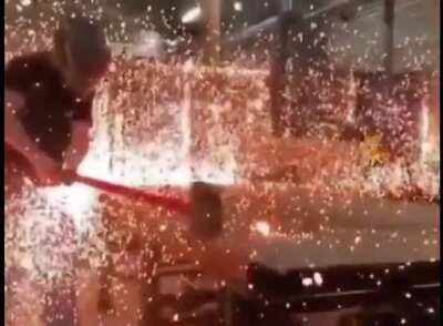 Esmagando uma bola incandescente