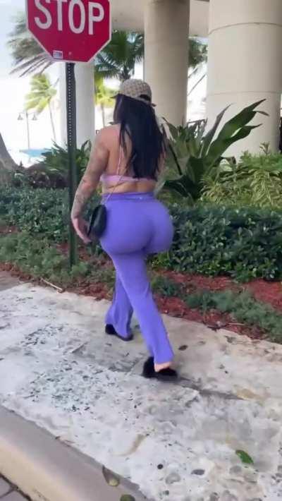 gained weight after her procedure and it went straight to her ass.