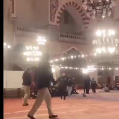 Emir kullarının İBDA-C teröristleriyle cami içinde top oynadığı ortaya çıktı. Bunlar daha 1 sene kadar önce Kılıçdaroğlu seccadeye bastığı için ortalığı velveleye vermemişler miydi?