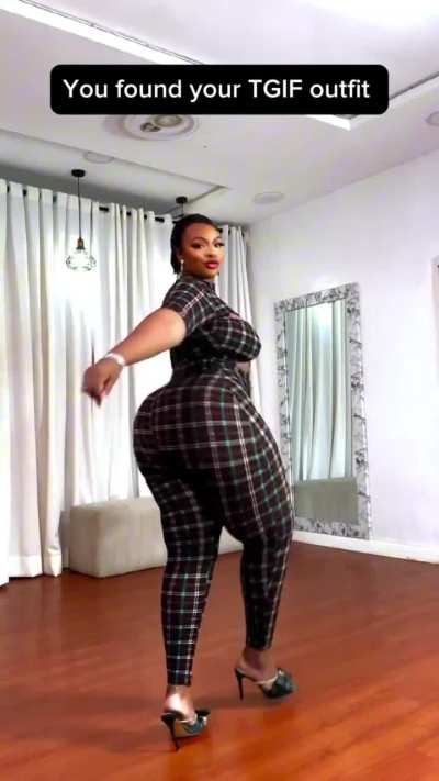 Big wobbly booty [Ronke]