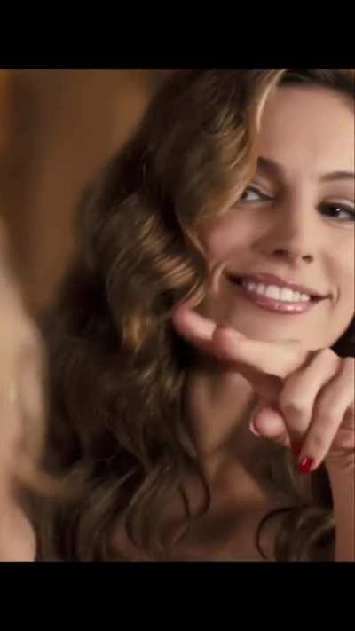 Kelly Brook - Cleavage “Keith Lemon”