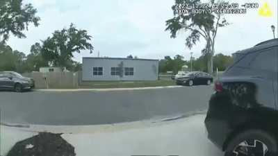 Kelepçelenmiş siyahi şüphelinin bulunduğu aracın üzerine bir palamut düşüyor.  

Polisler 