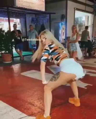 This chick sure loves twerking in public!