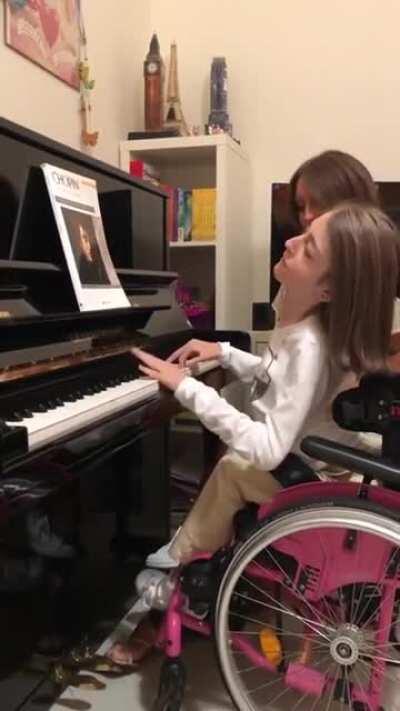 Italian pianist Valentina Irlando who has a rare muscle disorder started learning piano a year ago, and now she's playing Chopin.