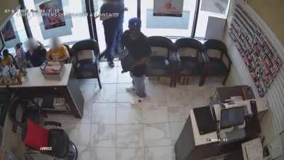 MC tries to rob a nail salon in Atlanta but gets completely ignored 💀
