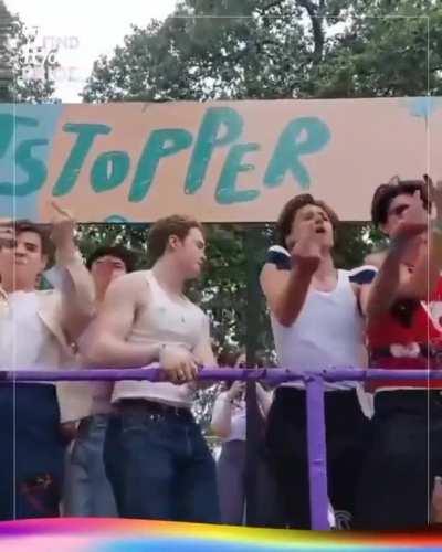 âHeartstopperâ cast give middle finger to anti-LGBTQ+ protesters at London Pride.