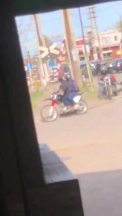 Otro ángulo de Trafficman en Merlo, donde se escuchan más detonaciones.