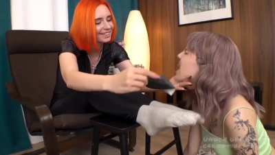 Redhead succulent soles worshiped by good slave girl (1/2)