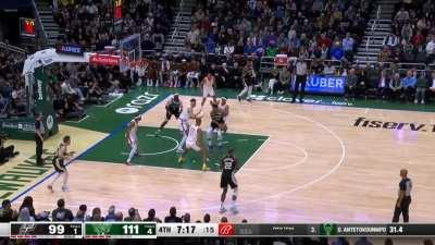 [Highlight] Point guard Giannis with a great pass for Bobby in the dunker spot for the bucket!