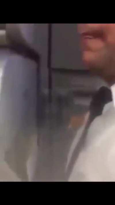 مقدرش افتح الباب مفيش سلم، لا شاطر اذكى اخواتك والله