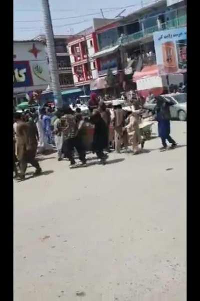 Taliban clashing with civilians in jalalabod. Civilians have raised the national flag🇦🇫🇦🇫🇦🇫 taliban loosing control.