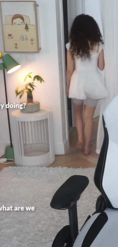 Pokimane leaving her room - August 2025