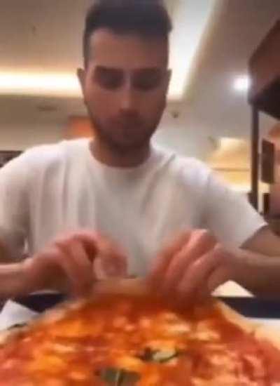 Blursed_Pizza_Eating