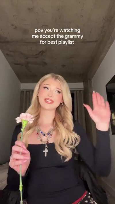 How many of you guys would love to present Loren with a flower this Valentine's Day? I'm sure she's used to getting so many flowers, gifts & DMs.