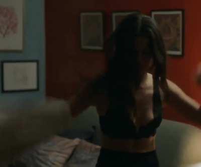 Pınar Deniz soyunuyor