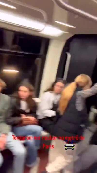 Essas pick pockets iam roubar esse homem em um metrô de Paris, mas só não esperavam que ele era brasileiro