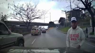 A couple experience an attempted carjacking/robbery in Ecuador