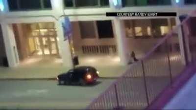 2016 Dallas police shooting - suspect flanks officer taking cover