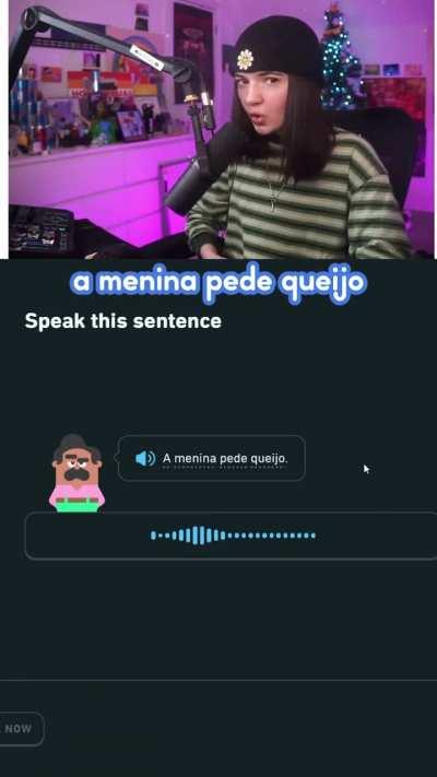 A menina pede queijo. 😓