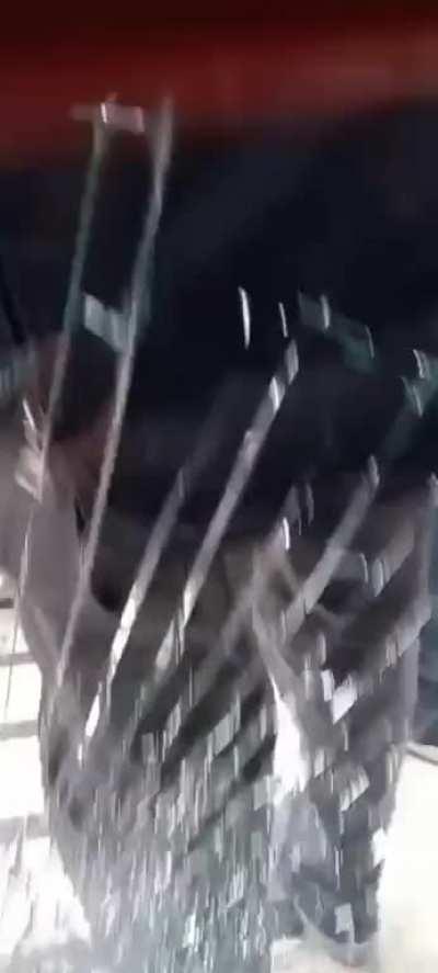 Chubut: Filmaron al titular de ATECh rompiendo un vidrio del ministerio de economía