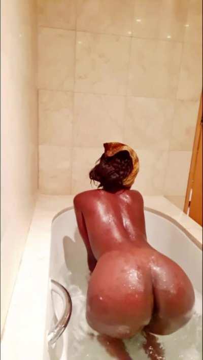 I'd spend hours in the tub just splashing around 😅☺