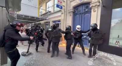 Incendiary device explodes on French police officers near Place de la Bastille ⚠️