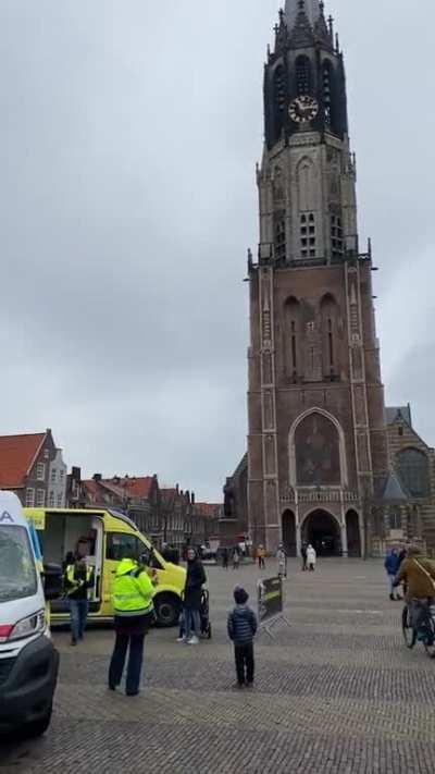 A clock tower in Delft NL plays Ukrainian national anthem in front of a destroyed ambulance from Kharkiv area that is exhibited in the city ♥️🤍💙
