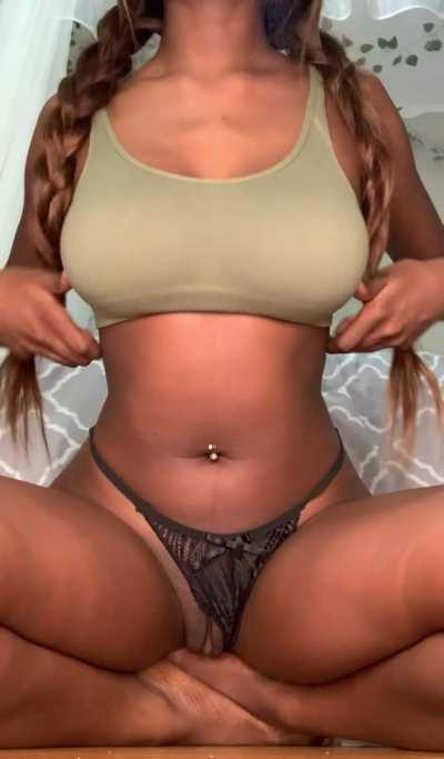 A cute pussy, smile and tits are the best combo 💘