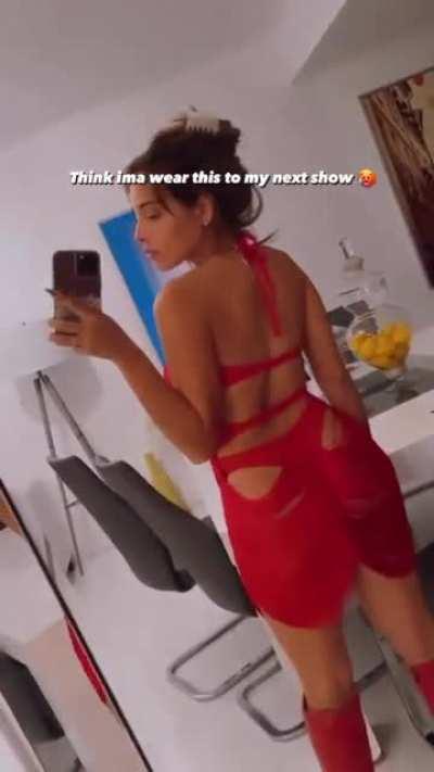 love how we can see her crack 😍