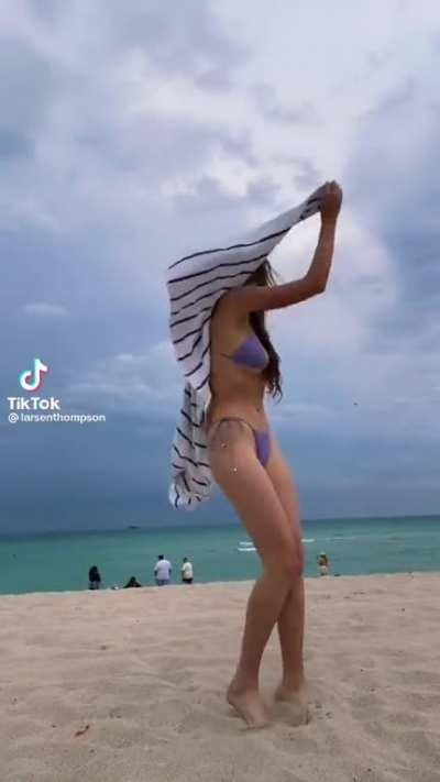 Larsen Thompson having fun at the beach