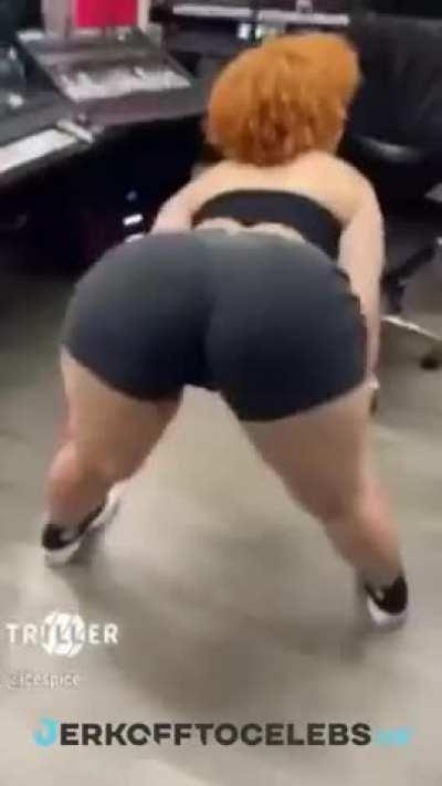 One Minute of Ice Spice Twerking